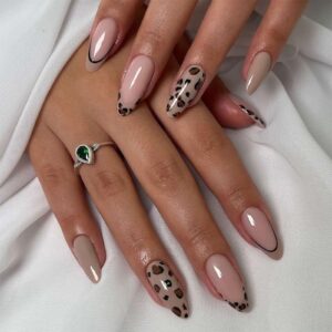  French Nägel mit Animal Print